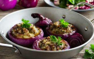 Sült hagyma: előnyök, recept fényképpel a sütőben