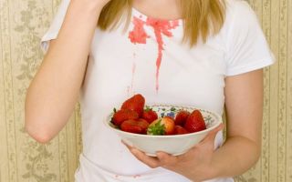 Comment enlever les fraises des vêtements: blanches et colorées