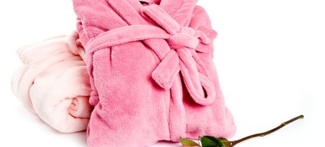 Comment plier une robe de chambre pour qu'elle ne se plisse pas: médical, de bain, à capuche