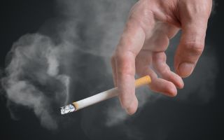 Hogyan lehet megszabadulni a kezén lévő cigaretta szagától