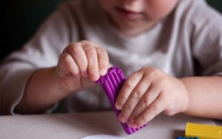 Comment enlever la pâte à modeler des cheveux chez un enfant et un adulte