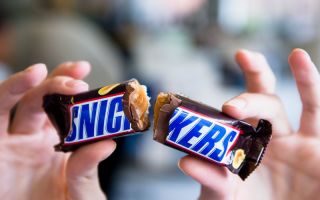 Snickers (Snickers): a tábla összetétele, a csokoládé előnyei és ártalmai